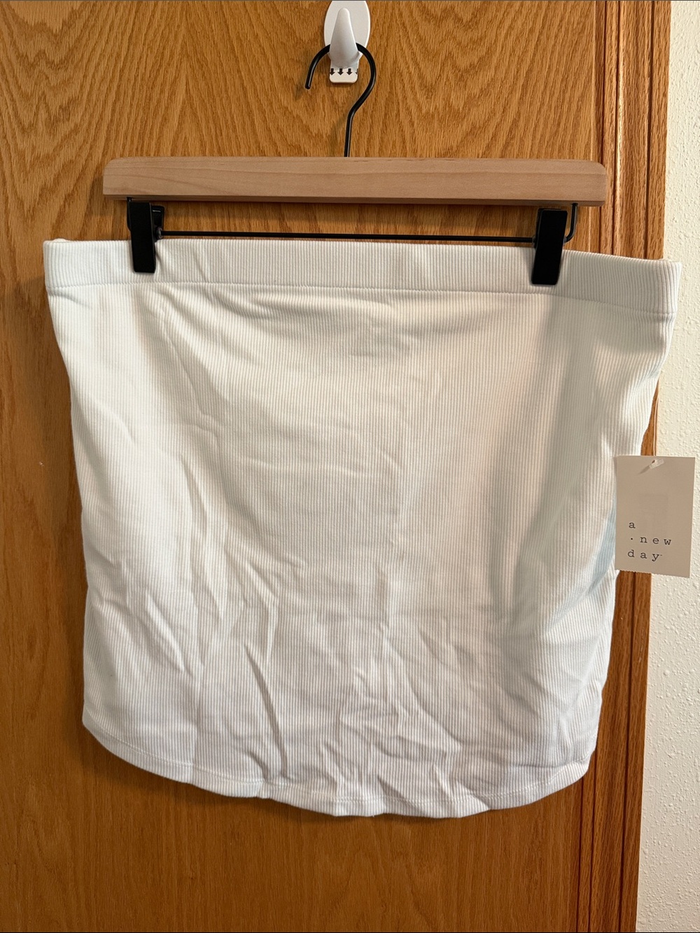 🫶🏼3 for $12!!🫶🏼a new day White Ribbed Strapless Crop Top
